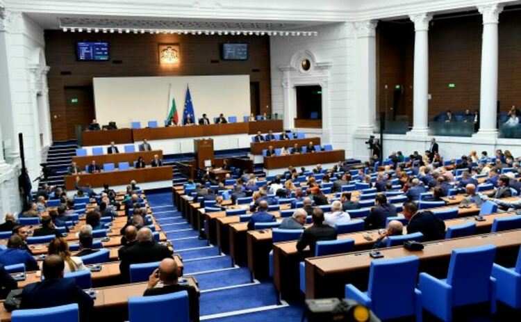 На първо четене: Минималната заплата става 933 лв., майчинството няма да се вдига