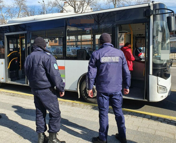 Задържаха хасковлия с наркотик в автобус, младеж крие 1 кг марихуана в дома си 