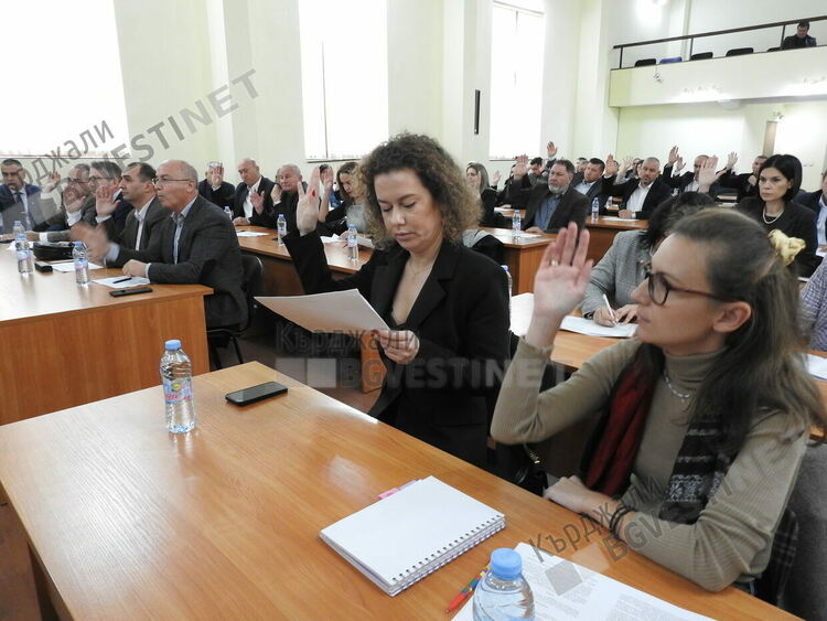 Местният парламент в Кърджали определя заплатите на кметовете за новия мандат,градоначалникът ще получава 5290 лв