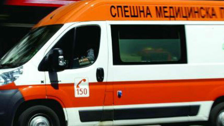 Кола се обърна по таван при неправилно изпреварване, шофьорката е в болница
