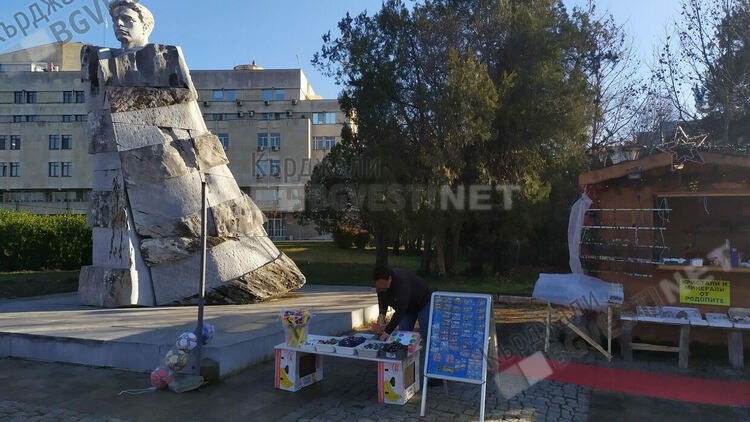    Кощунство!Превърнаха в сергия паметника на Апостола в центъра на Кърджали