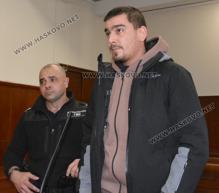 Оставиха в ареста 28-годишен, задържан с мигранти при полицейска гонка и удар в патрулка