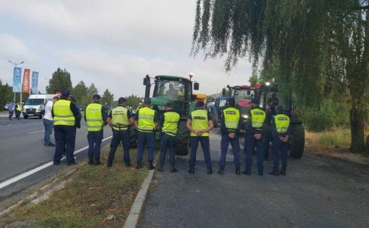 Земеделците ще се срещнат с Денков и Вътев, плашат с блокади в цялата страна
