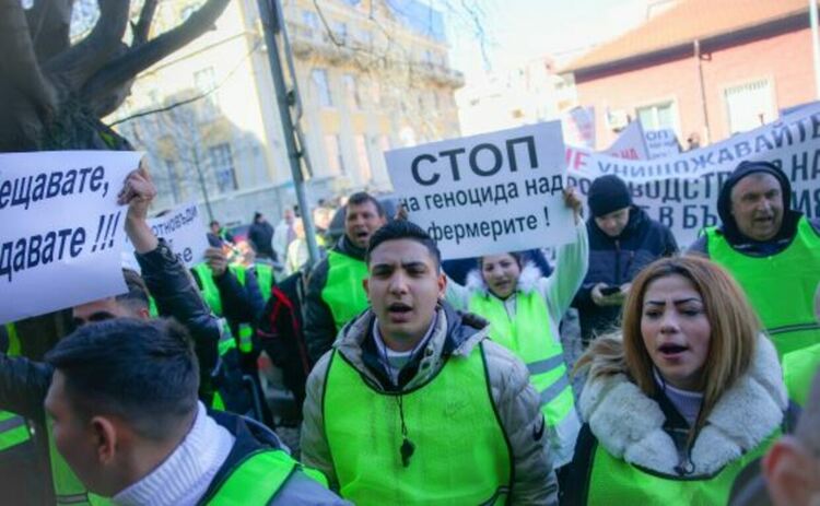 Земеделци искат оставката на аграрния министър заради провал в сектора. Палиха слама и отказаха среща с Вътев