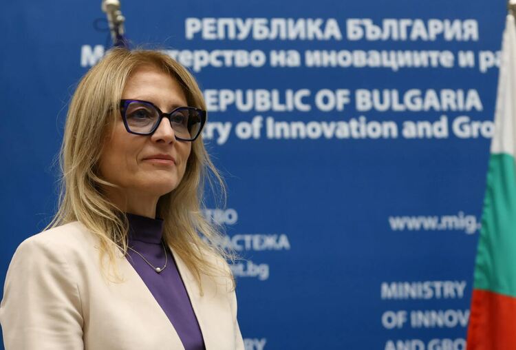 Министърът на иновациите и растежа Милена Стойчева връчи три инвестиционни сертификата на компании от Перник, София и Свищов
