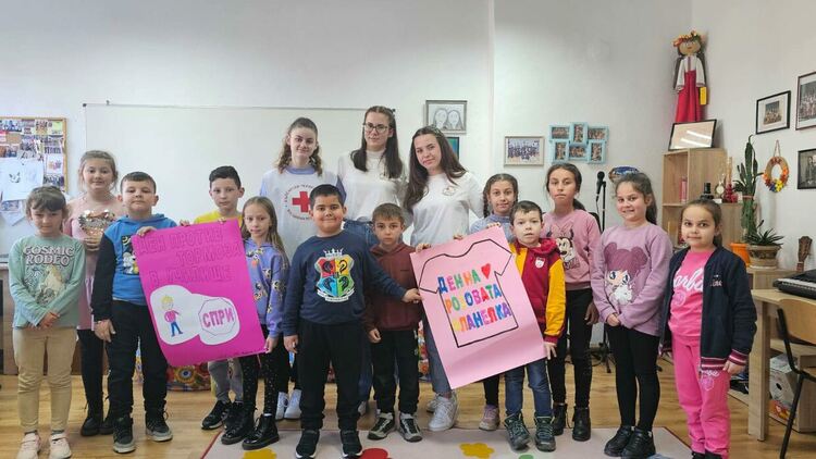Доброволците от БМЧК с изяви в Деня на розовата фланелка в Кърджалийско
