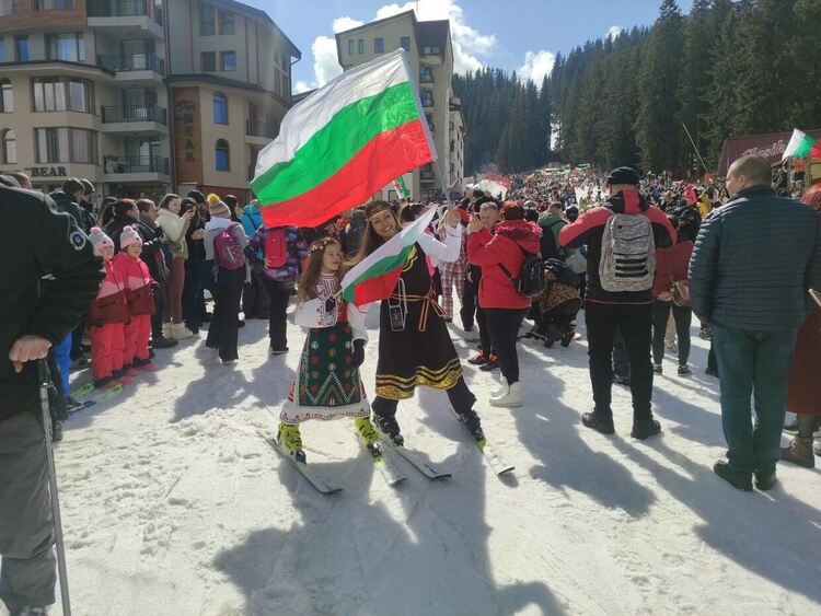 Хиляди се спуснаха по пистата в Пампорово с носии в чест на Националния празник 3 март /галерия/