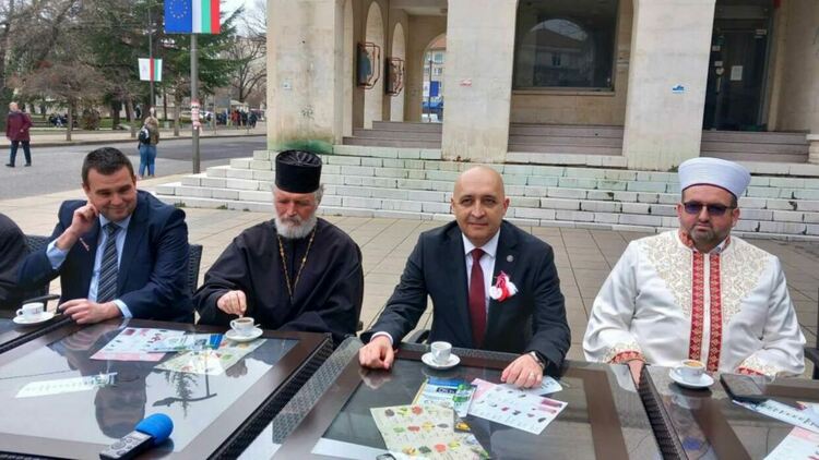 Тази година Третомартенското кафе в Кърджали разшири обхвата си,включи се и областния управител