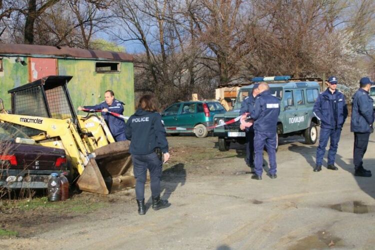 Брутален грабеж: Мними полицаи с бухалки пребиха жестоко семейство