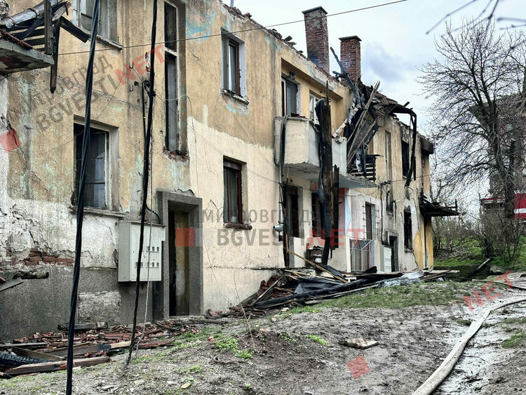 Мъж загина и 16 апартамента изгоряха в Димитровград, обвинения към пожарната
