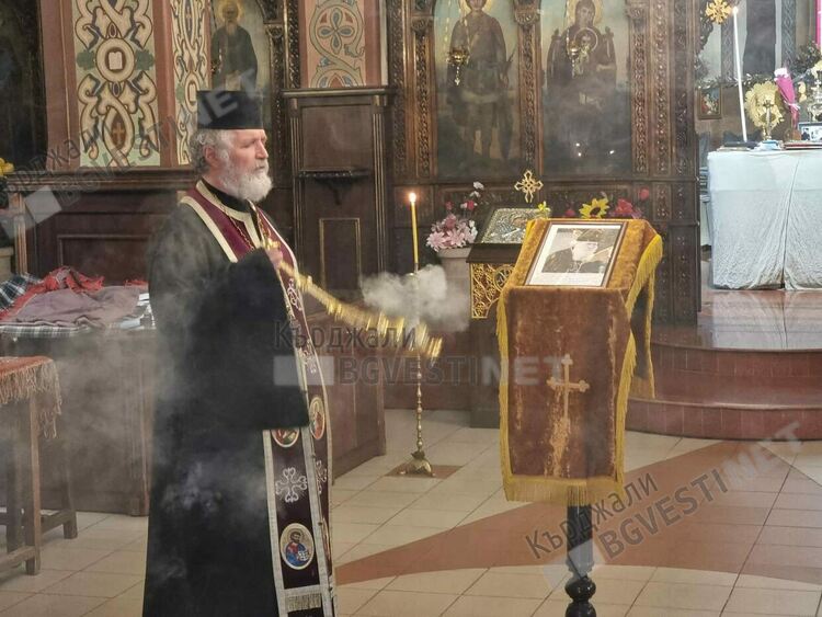 Енорийският свещеник отец Петър Гарена призова Кърджалийската енория да се моли за душата на патриарх Неофит