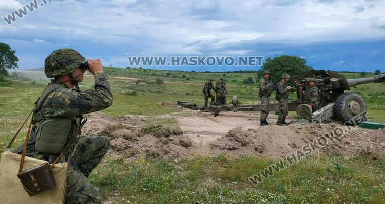 Български и италиански военнослужещи с общо учение на полигона „Корен“