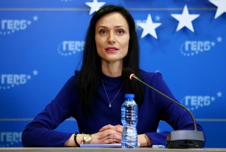 Мария Габриел подаде заявление до Народното събрание, с което оттегля кандидатурата си за премиер