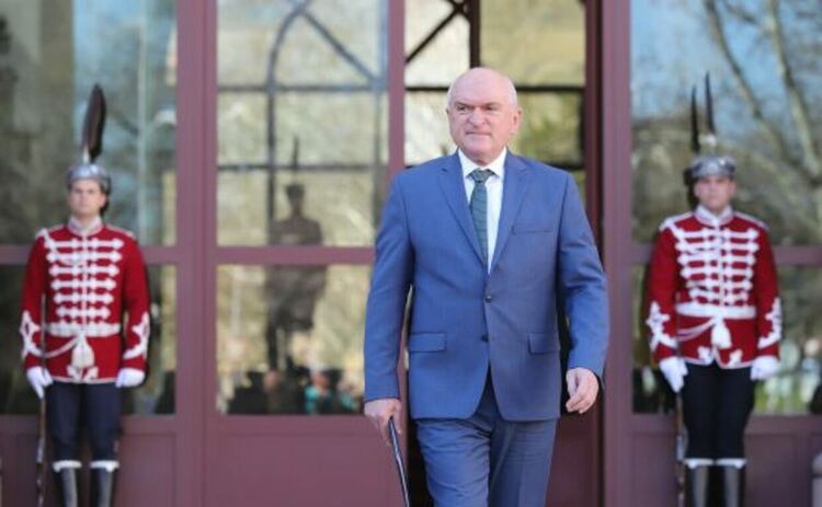 Часовникът тиктака: Димитър Главчев излиза в отпуск, за да сформира кабинет