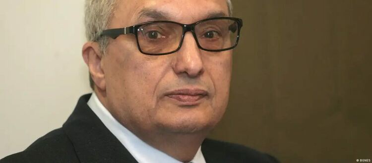 Мъчителните усилия на десницата в България