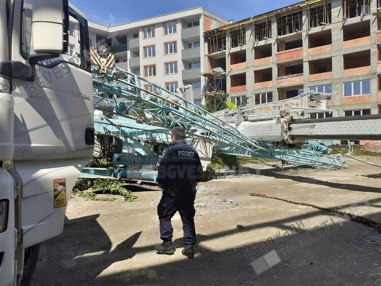 Кран се сгромоляса върху работник на строителен обект в кв.“Възрожденци“ на Кърджали/снимки/