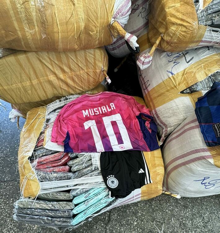 Задържаха над 27 000 „маркови“ стоки, някои са с имената на известни футболисти