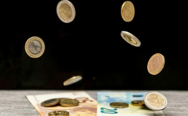 Еврото поевтинява след успеха на крайнодесните в Европейския парламент