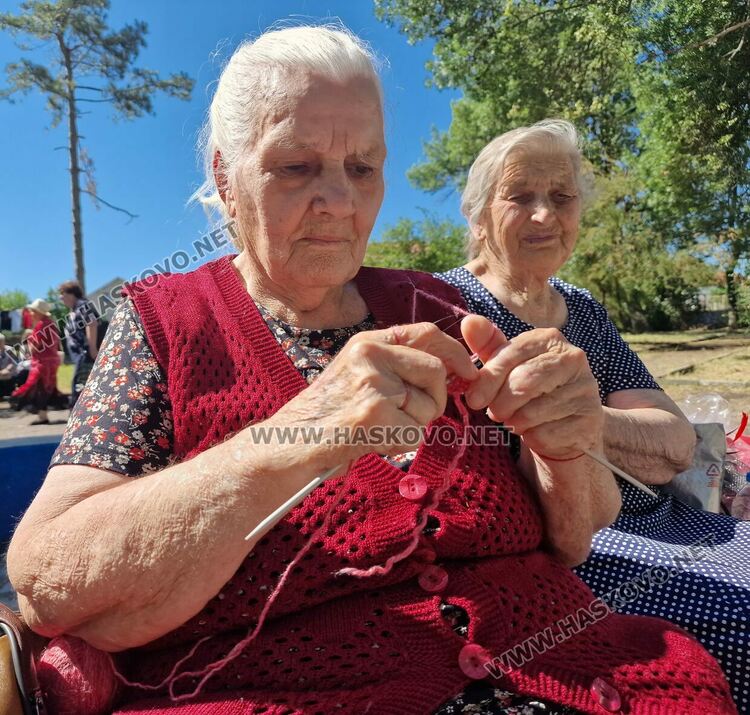 Световният ден на плетенето отбелязаха в село Крум