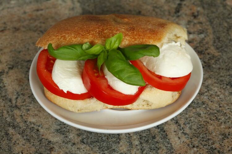 Домати и сирене са най-вкусната и здравословна гарнитура за тост