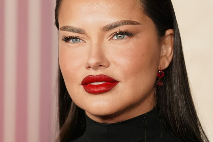 След 6-годишна пауза, Адриана Лима се завръща като Ангел на Victoria's Secret
