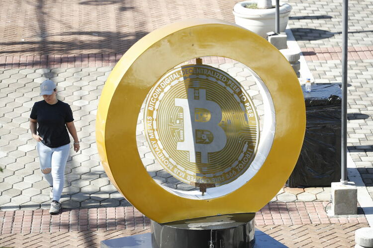 Биткойнът премина прага от 76 000 долара 