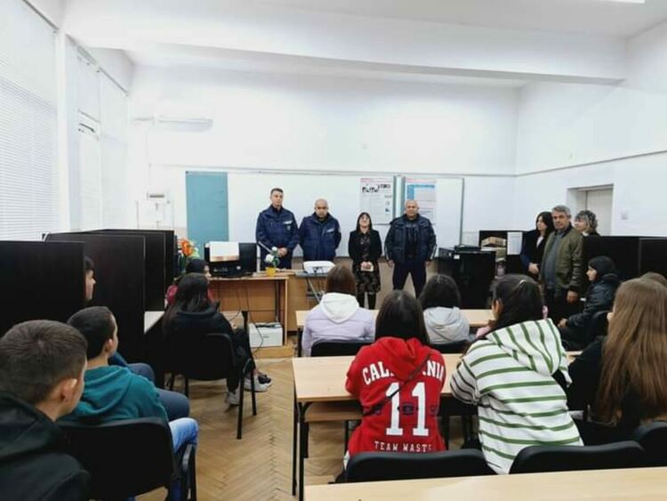 Полицейски служители от РУ-Джебел беседваха с ученици за домашното насилие