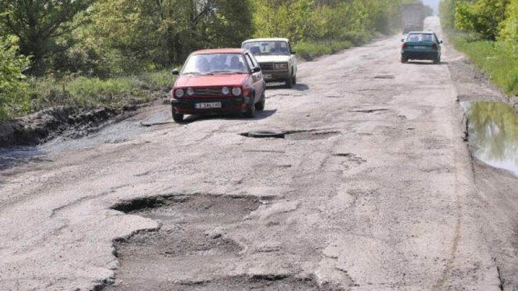 КЗК образува открито производство срещу Община Радомир заради решение за ремонт на общински път