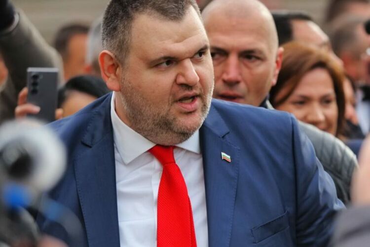 Делян Пеевски почнал да пита в прокуратурата за Румен Радев
