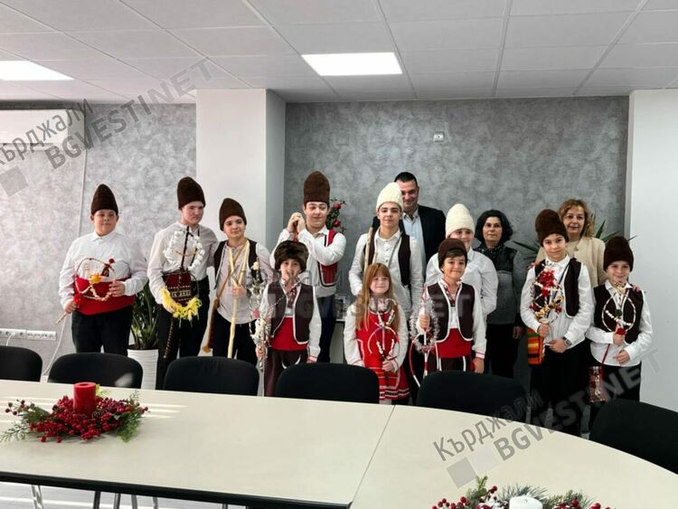 Коледари от СУ“Отец Паисий“ поздравиха областния управител Никола Чанев