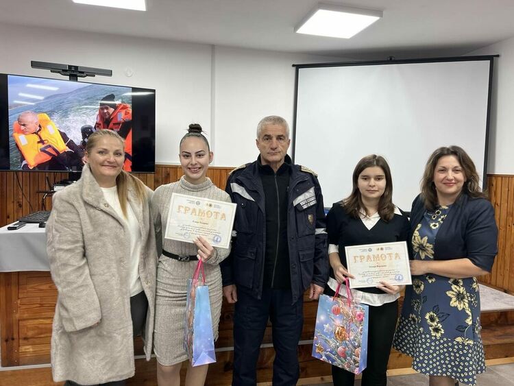 ПГ по туризъм „Проф. д-р Асен Златаров“ с наградени участници в конкурс за есе