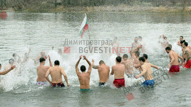 Търсят смелчаци да извадят кръста на Йордановден в Димитровград