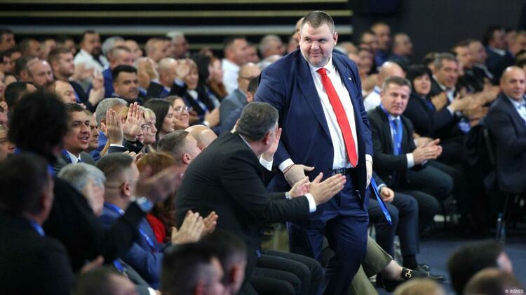 Кризата с тока и реакциите на държавата: както каже Пеевски?