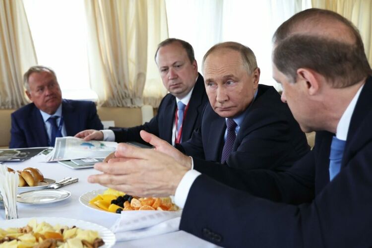 България е спряла 13 сделки на "хората на Путин"