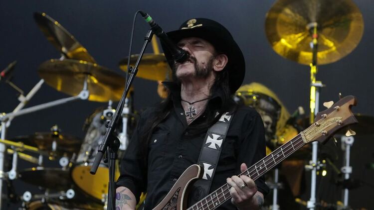 Откриват статуя на фронтмена на Motörhead Леми Килмистър в родния му град