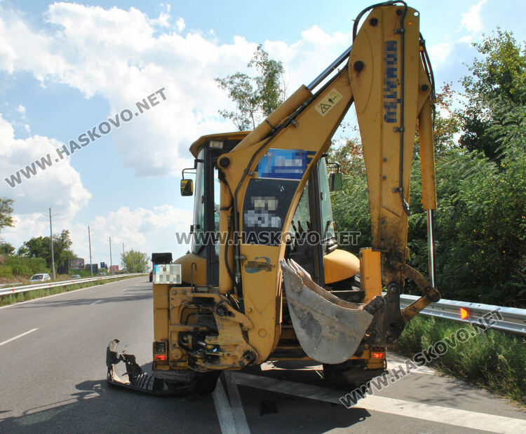 Водач на трактор пострада при удар от автобус