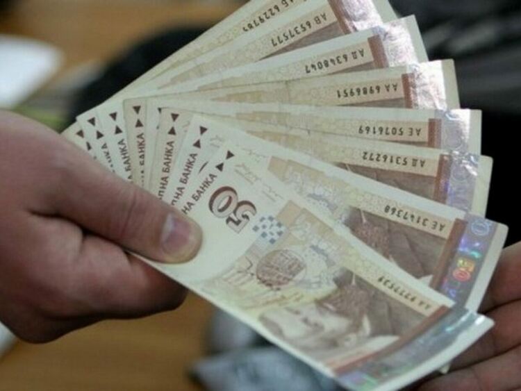 Възрастен мъж „плати“ 1000 лева за издаване на документ