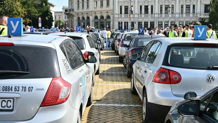 „Не сме престъпници“: Автоинструкторите готвят протест, ако GPS-проследяването им не отпадне