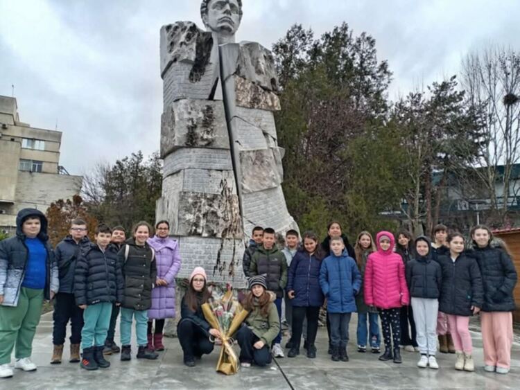 Йовковци рецитират Ботевите стихове за Левски заедно с българчета от чужбина