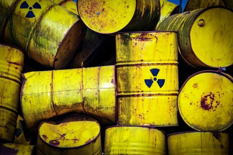 Арестуваха шофьор на камион, разтоварвал токсични отпадъци