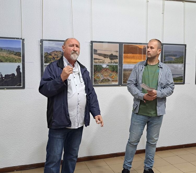 В КДК-Смолян бе открита фотоизложба „2245 километра с велосипед из България“ с автор Александър Караджов. 