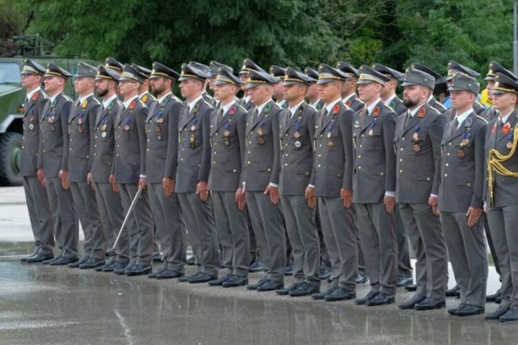 Защо Европа няма достатъчно войници? В Австрия получават двойно повече отколкото в България