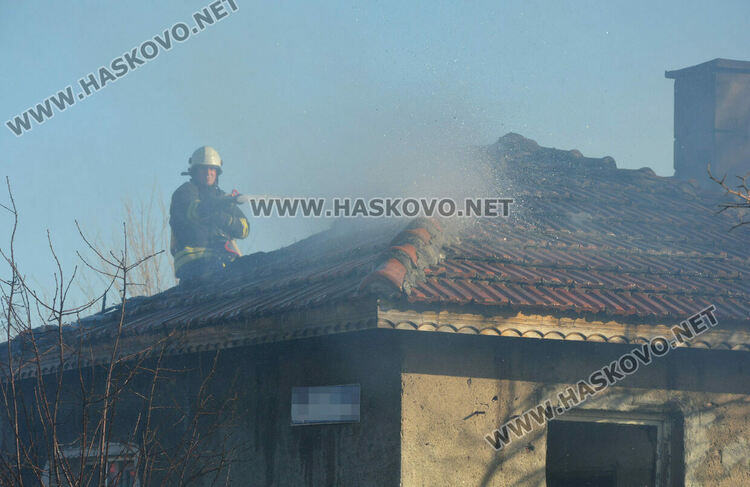 Пожар избухна в къща при почистване на печка