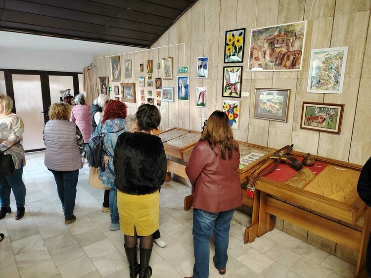Двадесет и четирима автори-любители, с над 100 шедьоври с изложба в Регионалната библиотека