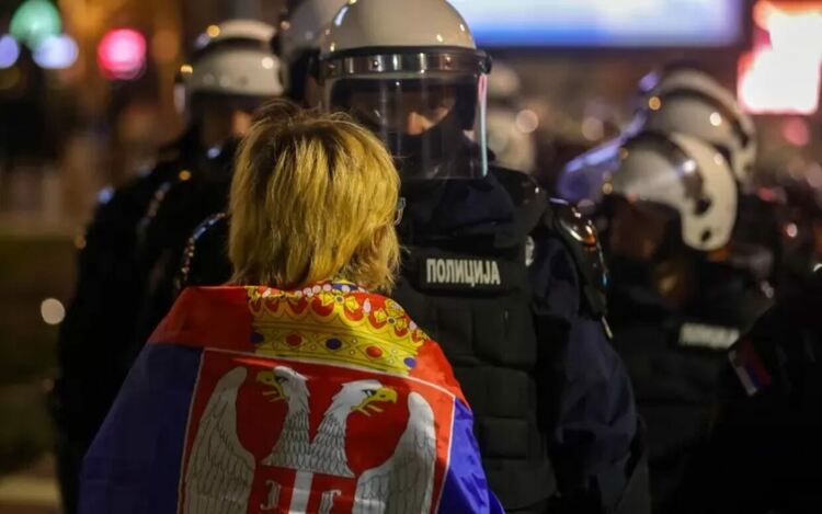 Жандармерията би студенти пред общината в Нови Сад