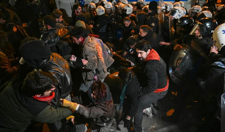 Пета нощ ожесточени сблъсъци и протести в Истанбул. Полицията използва сълзотворен газ и водни оръдия