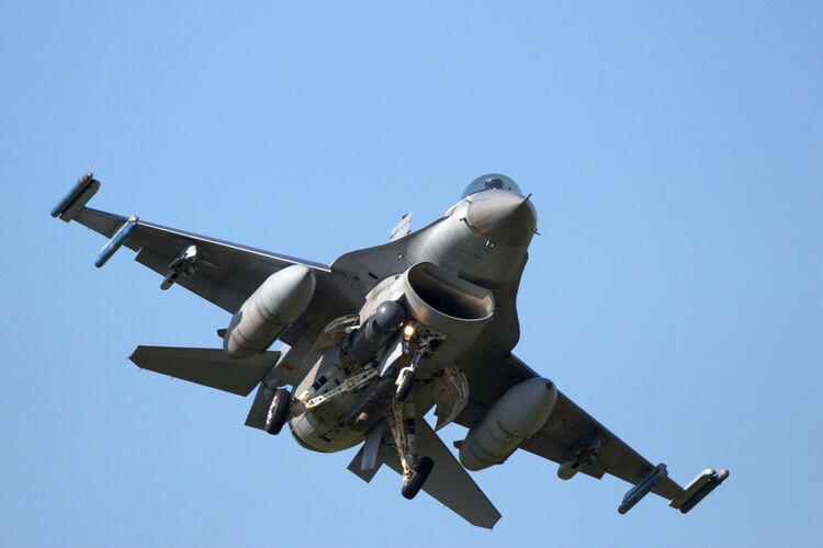 Първият български F-16 кацна у нас