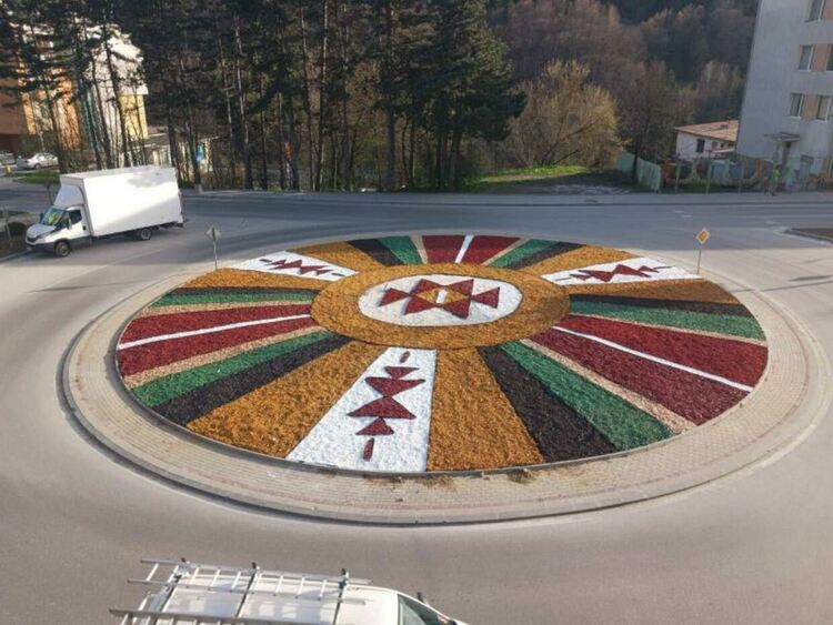 "Канатица" грейна в центъра на кръгово кръстовище в Смолян