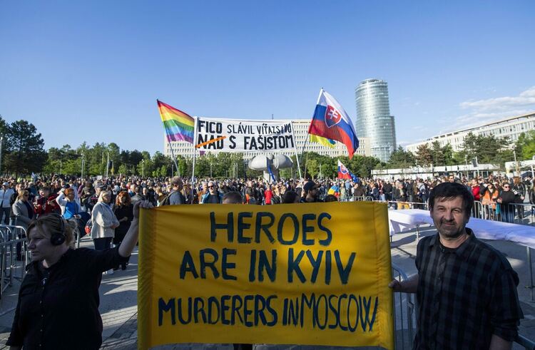 Хиляди протестираха в Словакия срещу посещението на Фицо в Москва