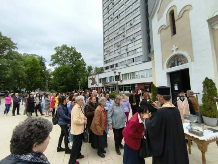 Пред храм „Св. Иван Рилски“ в Перник бе отслужен молебен и водосвет за здраве и благоденствие